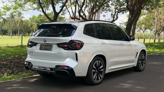 BMW-iX3-2023