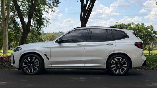 BMW-iX3-2023