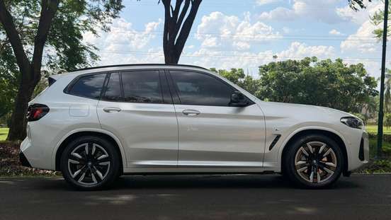 BMW-iX3-2023