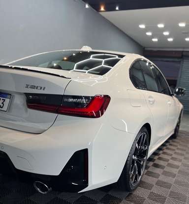 BMW-320i-2023