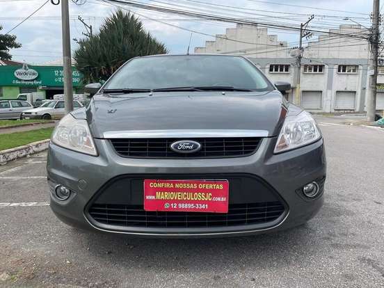 FORD-FOCUS-2012