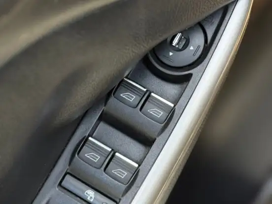 FORD-FOCUS-2.0 SE 16V FLEX 4P POWERSHIFT FORD-FOCUS-2013