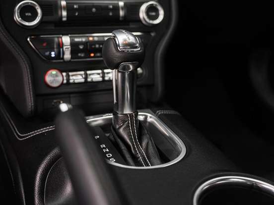 FORD-MUSTANG-2021