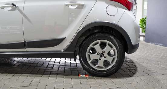HYUNDAI-HB20X-2015
