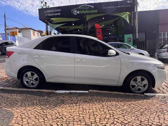 KIA-CERATO-1.6 E.221 SEDAN 16V GASOLINA 4P MANUAL KIA-CERATO-2011