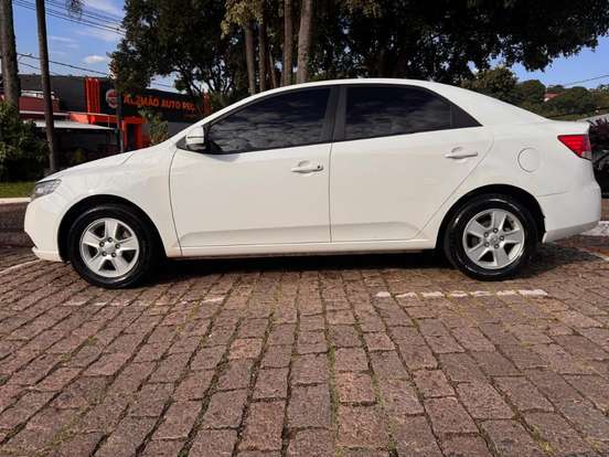 KIA-CERATO-1.6 E.221 SEDAN 16V GASOLINA 4P MANUAL KIA-CERATO-2011