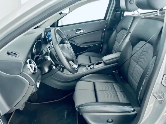 MERCEDES-BENZ-GLA 200-2019