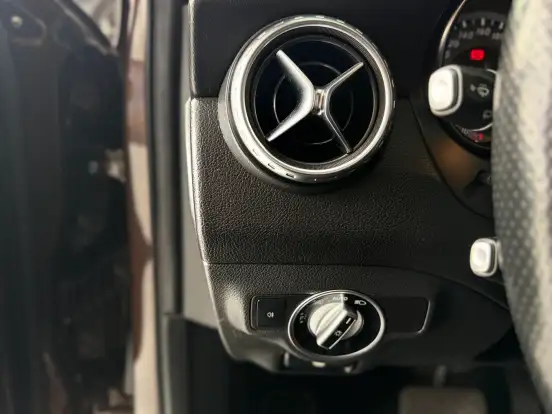 MERCEDES-BENZ-GLA 200-2015