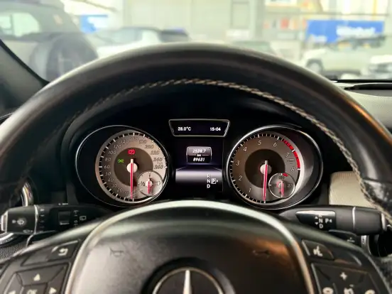 MERCEDES-BENZ-GLA 200-2015