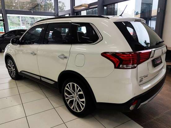 MITSUBISHI-OUTLANDER-2.2 4X4 16V DIESEL 4P AUTOMÁTICO MITSUBISHI-OUTLANDER-2015
