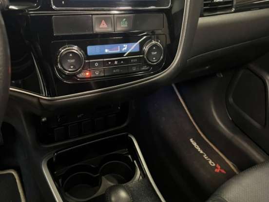 MITSUBISHI-OUTLANDER-3.0 GT 4X4 V6 24V GASOLINA 4P AUTOMÁTICO MITSUBISHI-OUTLANDER-2017