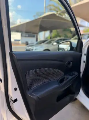 NISSAN-VERSA-2016