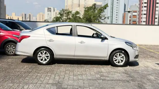 NISSAN-VERSA-2017