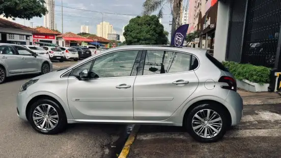 PEUGEOT-208-2017