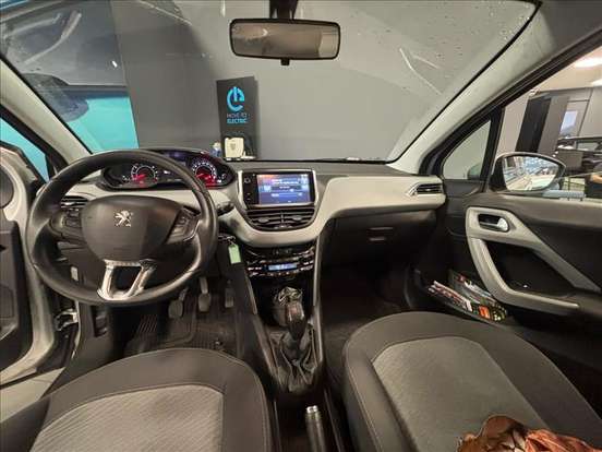 PEUGEOT-208-2015