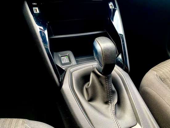 PEUGEOT-208-2022