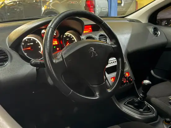 PEUGEOT-308-2011