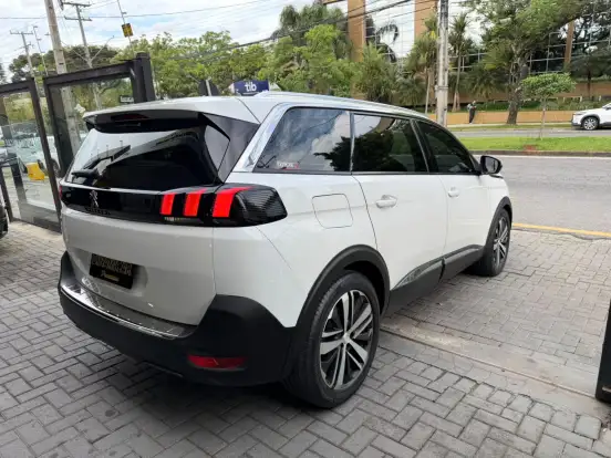 PEUGEOT-5008-2018
