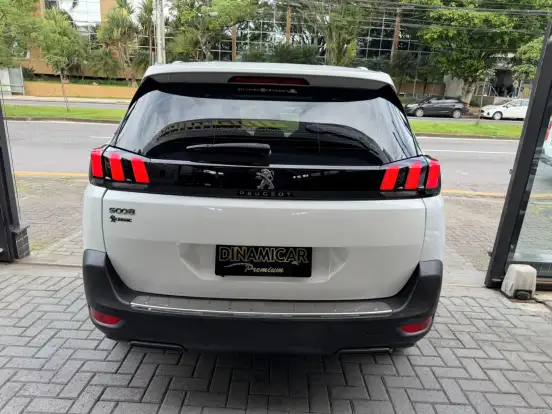 PEUGEOT-5008-2018