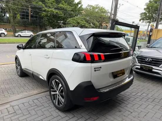 PEUGEOT-5008-2018