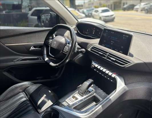 PEUGEOT-5008-2018
