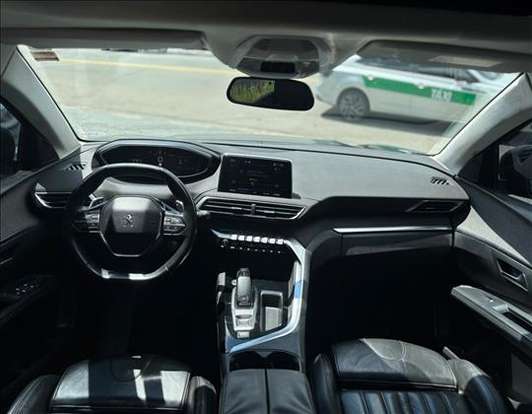 PEUGEOT-5008-2018