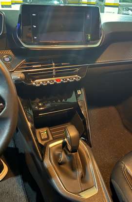 PEUGEOT-208-2021