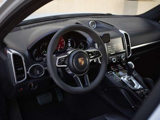PORSCHE-CAYENNE-2015