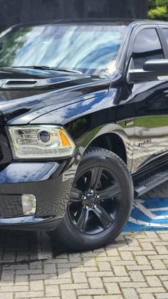 RAM CLASSIC 5.7 V8 GASOLINA LARAMIE NIGHT EDITION CD 4X4 AUTOMÁTICO