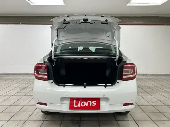 RENAULT-LOGAN-2025