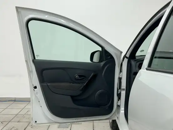 RENAULT-LOGAN-2025