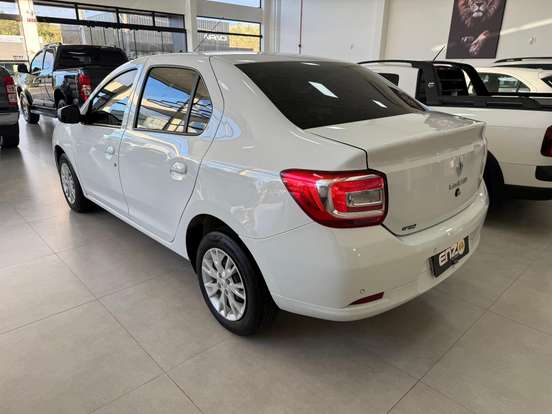 RENAULT-LOGAN-2022