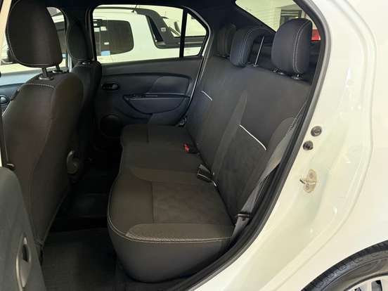 RENAULT-LOGAN-2022