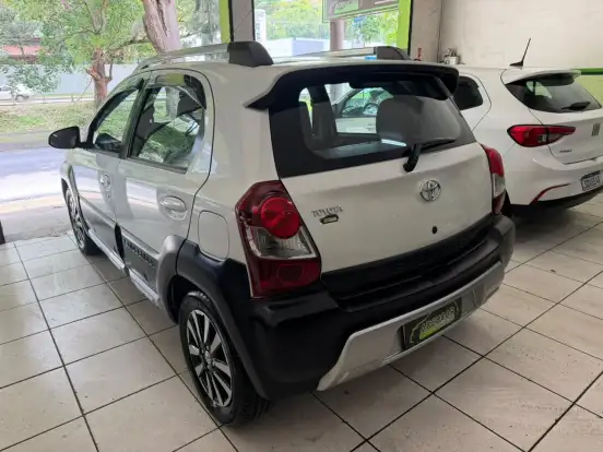 TOYOTA-ETIOS CROSS-2015
