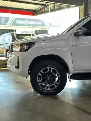 TOYOTA-HILUX-2023