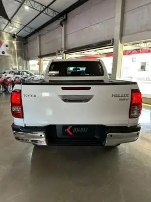 TOYOTA-HILUX-2023