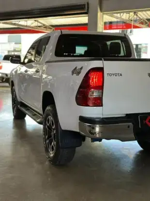TOYOTA-HILUX-2023