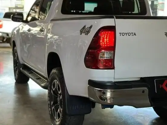 TOYOTA-HILUX-2.8 D-4D TURBO DIESEL CD SRV 4X4 AUTOMÁTICO TOYOTA-HILUX-2023