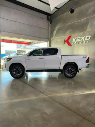 TOYOTA-HILUX-2023