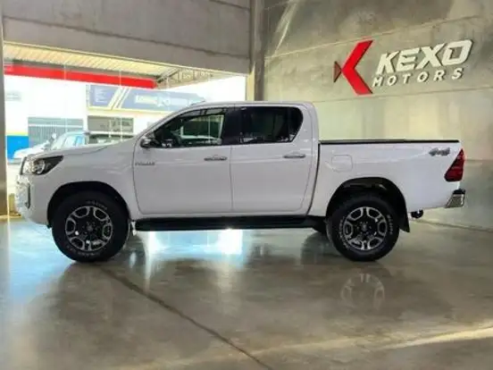 TOYOTA-HILUX-2.8 D-4D TURBO DIESEL CD SRV 4X4 AUTOMÁTICO TOYOTA-HILUX-2023