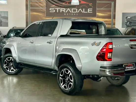 TOYOTA-HILUX-2.8 D-4D TURBO DIESEL CD SRX 4X4 AUTOMÁTICO TOYOTA-HILUX-2024