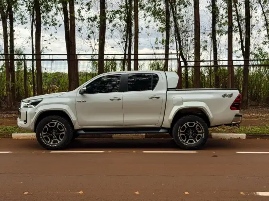 TOYOTA-HILUX-2.8 D-4D TURBO DIESEL CD SRX 4X4 AUTOMÁTICO TOYOTA-HILUX-2024