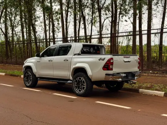 TOYOTA-HILUX-2.8 D-4D TURBO DIESEL CD SRX 4X4 AUTOMÁTICO TOYOTA-HILUX-2024