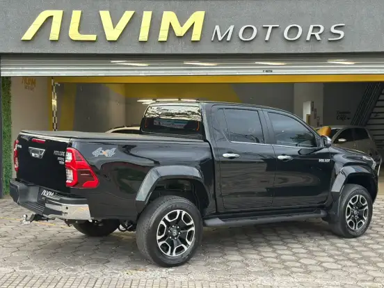 TOYOTA-HILUX-2.8 D-4D TURBO DIESEL CD SRX PLUS 4X4 AUTOMÁTICO TOYOTA-HILUX-2023