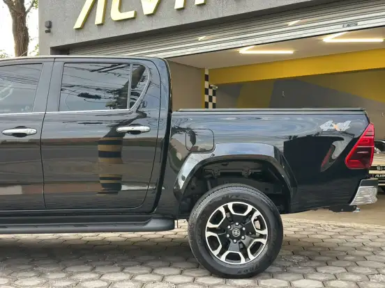 TOYOTA-HILUX-2.8 D-4D TURBO DIESEL CD SRX PLUS 4X4 AUTOMÁTICO TOYOTA-HILUX-2023