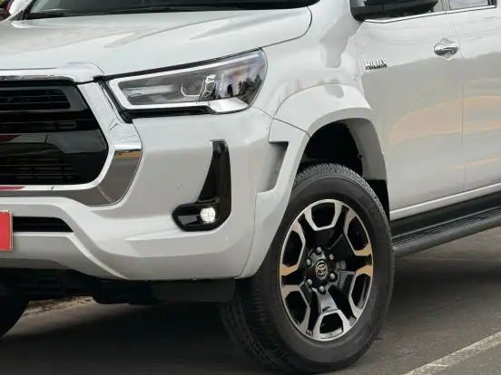 TOYOTA-HILUX-2.8 D-4D TURBO DIESEL CD SRX PLUS 4X4 AUTOMÁTICO TOYOTA-HILUX-2025