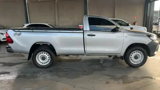 TOYOTA-HILUX-2023