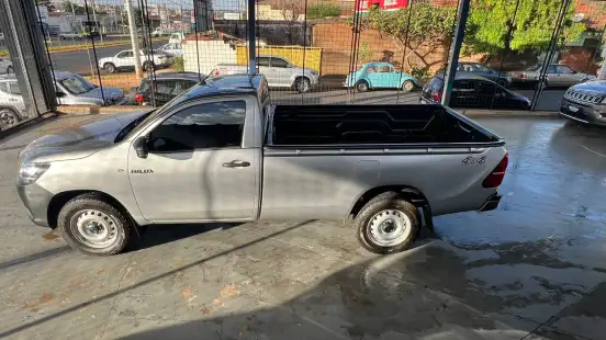 TOYOTA-HILUX-2023