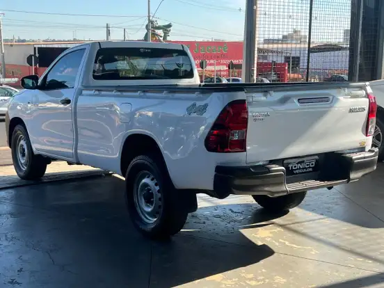 TOYOTA-HILUX-2023