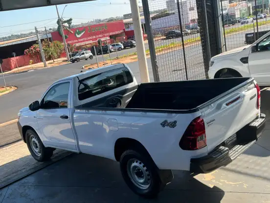 TOYOTA-HILUX-2023